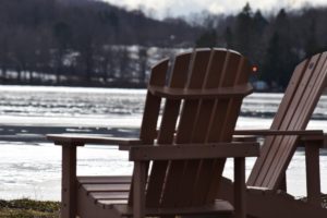 Single benches next to a lake