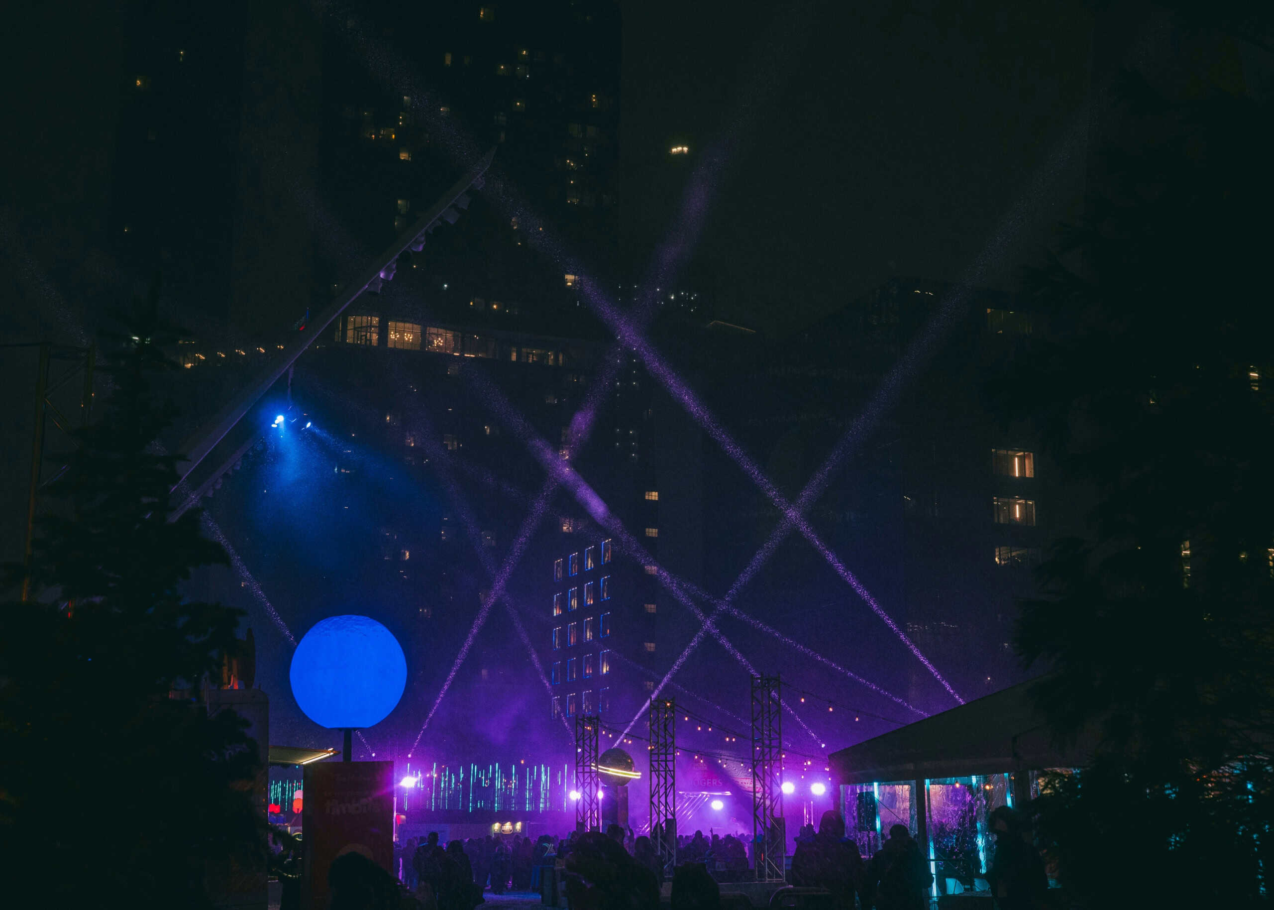 مهرجان الأنوار في مونتريال (Montréal en Lumière): دليل 2025